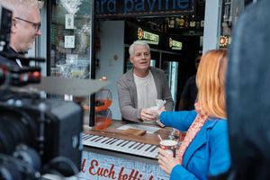 Für den Kölner Comedian Guido Cantz ist der Kiosk ein Ort des Austausches. - Foto: Henk Aaron Szanto/ZDF/dpa