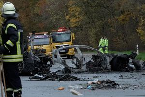 Bei dem verheerenden Unfall im Münsterland brannte ein Auto vollständig aus. - Foto: Michel Fritzemeier/tv7news.de /dpa