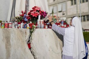 Die achte Nacht des Papstes im Krankenhaus ist nach Angaben des Vatikans ohne Komplikationen verlaufen. (Archivbild) - Foto: Alessandra Tarantino/AP/dpa