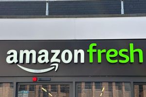 Das 2017 gestartete Angebot «Amazon Fresh» konnte bisher von Kunden in Berlin, München und Hamburg genutzt werden. (Archivbild) - Foto: Benedikt von Imhoff/dpa