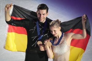 Nikita Wolodin (l) und Minerva Hase (r) holten erstmals seit 2011 wieder Gold für Deutschland bei einer Eiskunstlauf-EM. - Foto: Sergei Grits/AP/dpa