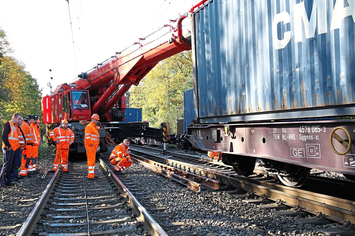 Millimeterarbeit war gefragt, um den Waggon mit dem Kran wieder auf die Gleise zu setzen. Foto: Rückert