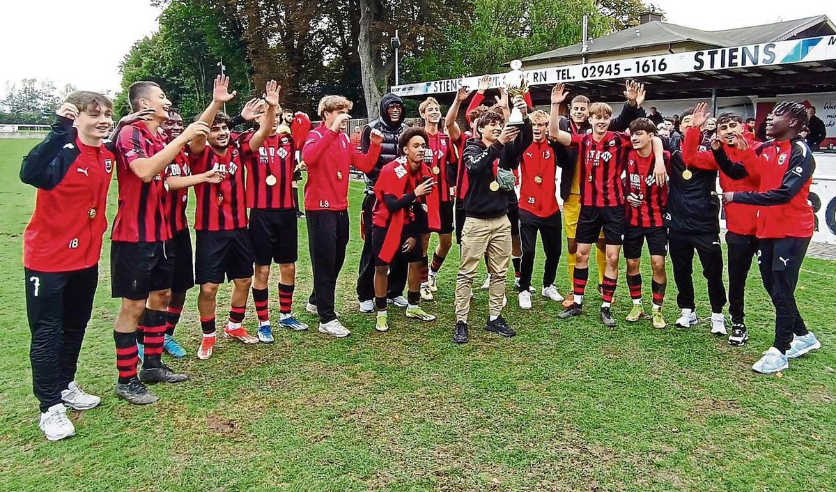 Mit einem hochverdienten 5:1 sicherte sich die A-Jugend des SV Lippstadt den Sieg im Kreispokal, so dass die Spieler den Pokal nach der Siegerehrung in den Horner Abendhimmel recken konnten. Fotos: Brand