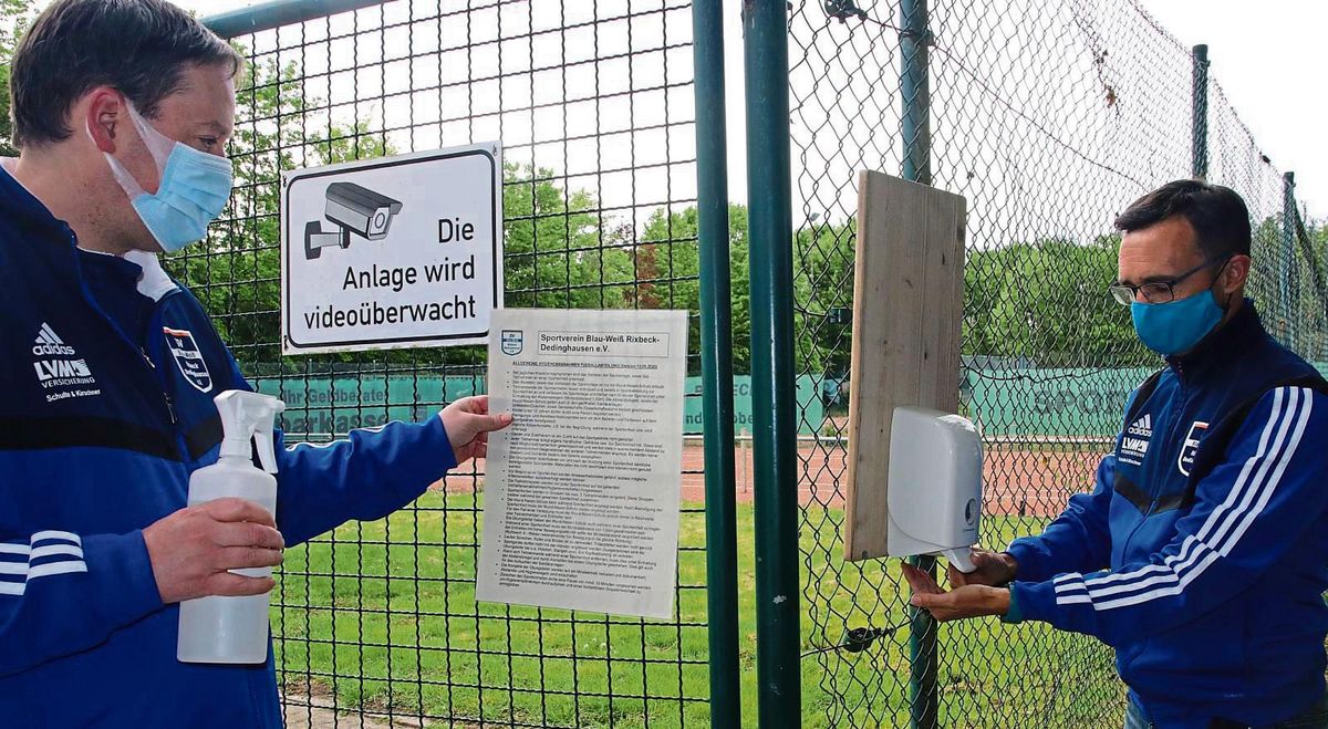 Hygienevorschriften an den Sportanlagen gut sichtbar anbringen, Hände vor dem Betreten desinfizieren, Maske tragen und vieles mehr: Auch beim SV Blau-Weiß Rixbeck-Dedinghausen gehörte dies zum Alltag während der Pandemie. Archivfoto: Wiegand