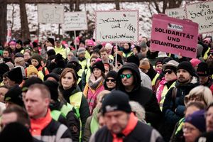 Gedrückte Stimmung zu Beginn der Tarifverhandlungen: Die Gewerkschaften gedachten der Opfer von München. - Foto: Carsten Koall/dpa