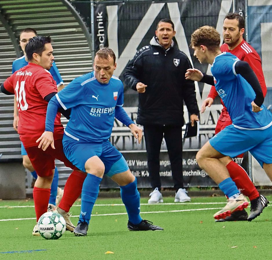 Die zweite Mannschaft des TuS Lipperode (in Blau) gewann durch ein Elfmetertor von Heidemann mit 1:0 gegen Westfalia Erwitte. Es war eine von drei Partien, die in der B-Liga stattfanden. Foto: Feichtinger