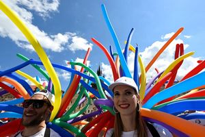 Bunt und fröhlich präsentierte sich die queere Szene in Prag. - Foto: Krumphanzl Michal/CTK/dpa