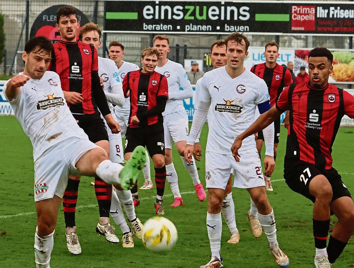 Vollversammlung im Strafraum des 1. FC Gievenbeck: In der zweiten Halbzeit erzeugte der SV Lippstadt, hier mit (in Rot v.l.) Maurice Buckesfeld, Maximilian Franke, Janik Steringer und David Dören, Dauerdruck, verlor die Partie aber dennoch höchst unglücklich mit 0:1. Fotos: Lütkehaus