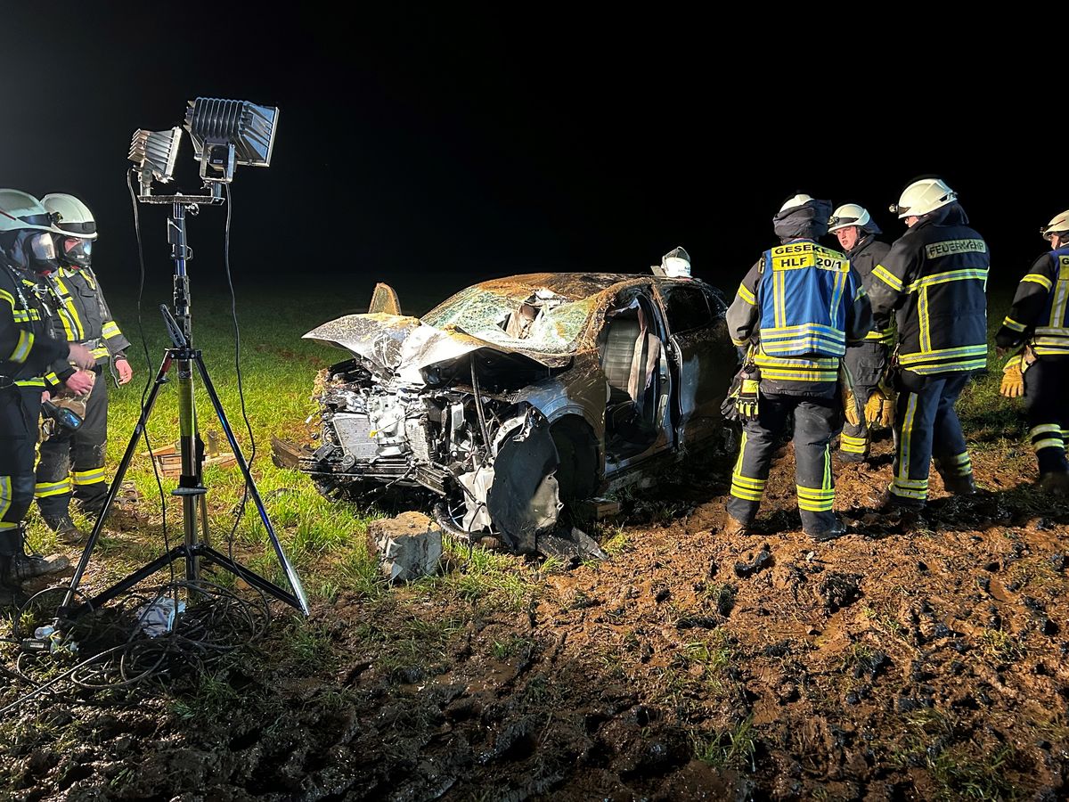 Durch ein Wegekreuz krachte dieses Auto und kam nach mehreren Überschlägen auf einem Feld bei Bönninghausen zum Stehen. Foto: Feuerwehr Geseke