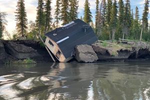 Dieses im Jahr 2021 aufgenommene und durch die Uni Wien zur Verfügung gestellte Foto zeigt eine Hütte, die im Zuge des Permafrost-Tauens und Erosion am kanadischen Mackenzie-Flussdelta zerstört wurde. - Foto: Angus Alunik/Uni Wien/dpa