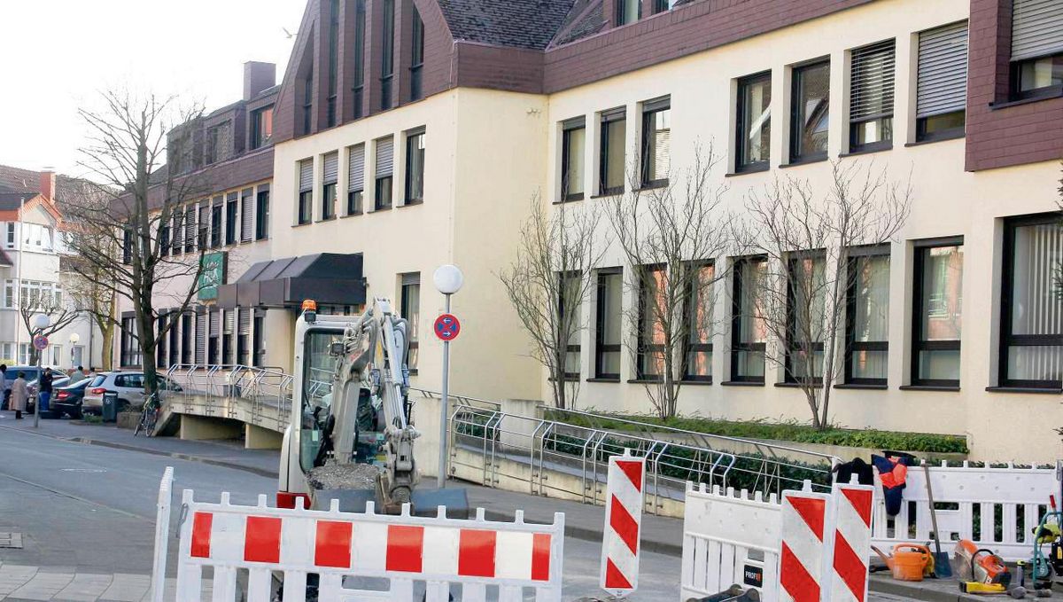 Buchstäblich zur Baustelle wird für die AOK ihr markantes Gebäude am Ostwall in Lippstadt (fast 4000 Quadratmeter Fläche). Hier sind 147 Kollegen beschäftigt, davon 19 in der Beratung im Kundencenter. Foto: Schwade