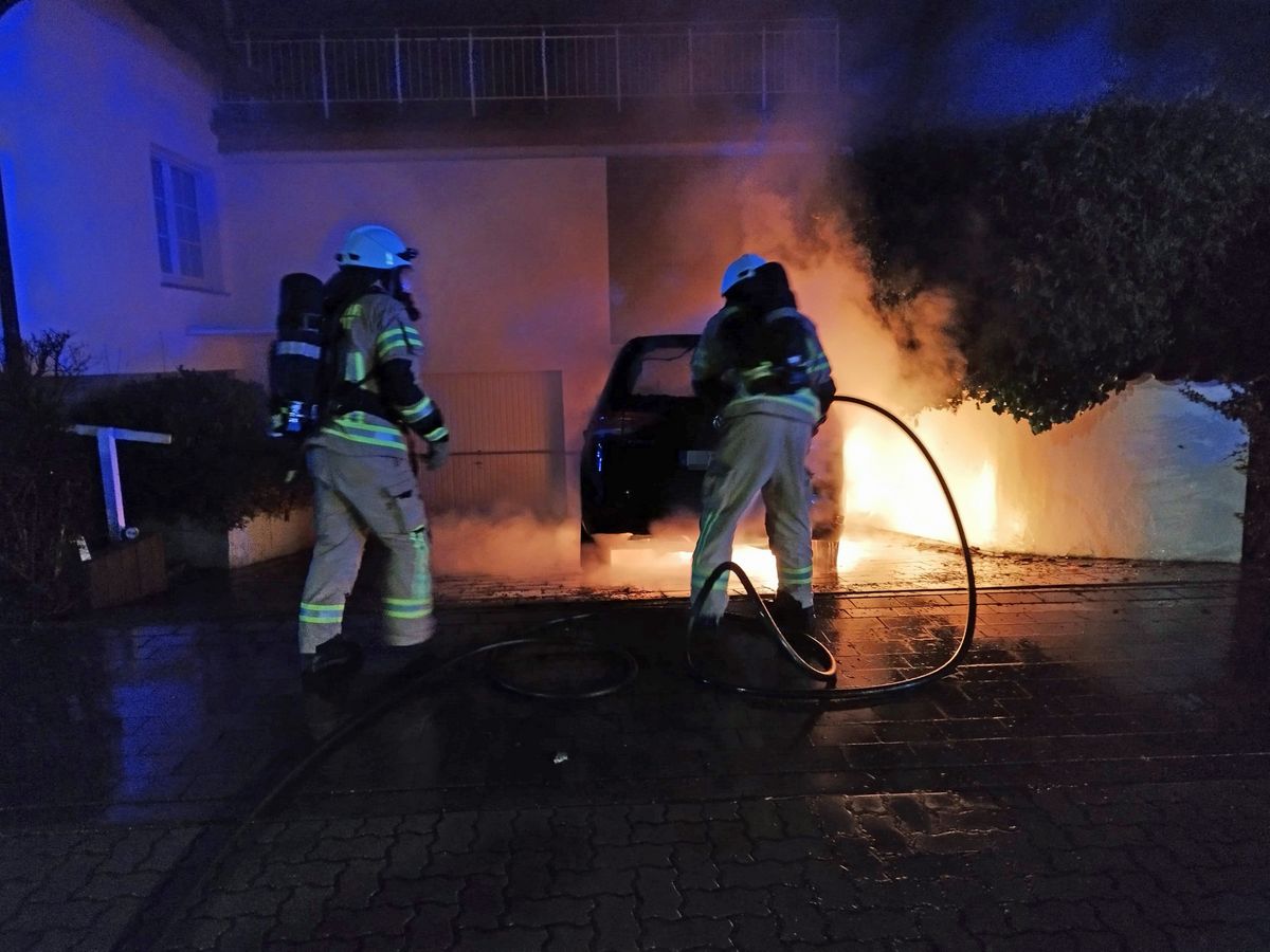 Der schnelle Löscheinsatz verhinderte ein Übergreifen der Flammen auf Gebäude. Foto: Feuerwehr Lippstadt