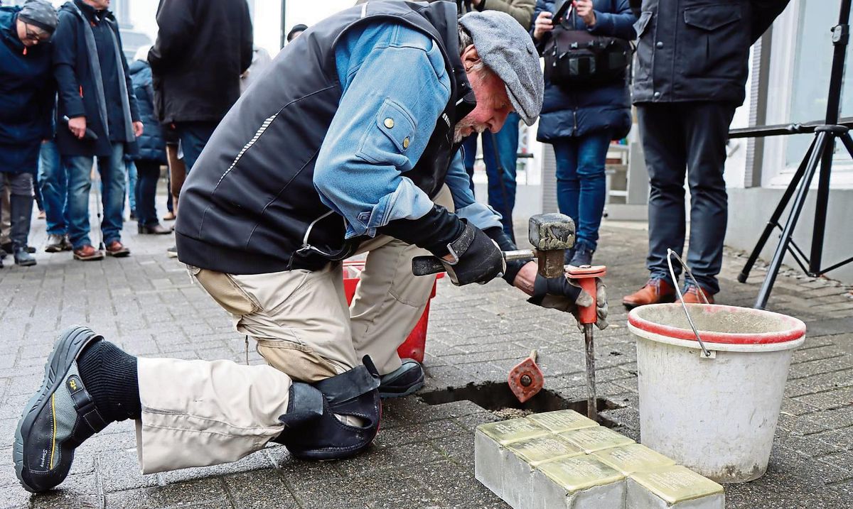 Im Oktober folgt die Verlegung der meisten Stolpersteine in Geseke auf einen Schlag: Dann werden 14 Steine für die Familie Abel eingelassen. ArchivFoto: Dietz