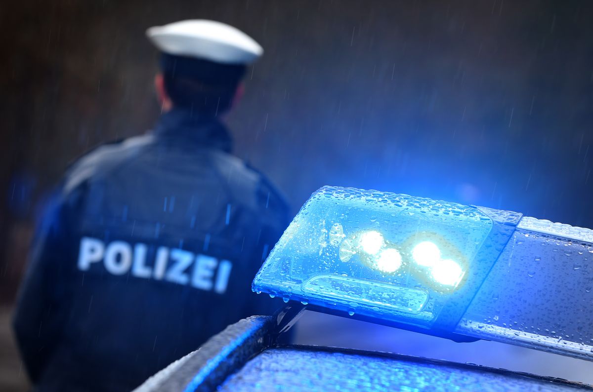 Sieben Polizisten haben sich am Wochenende bei Einsätzen im Kreis Soest verletzt. Symbolfoto: DPA