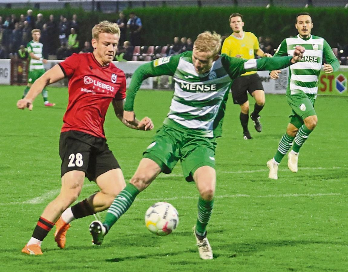 Mit 1:0 besiegte der SV Lippstadt den FC Gütersloh vor einem Jahr in der 2. Runde des Westfalenpokals. Gerrit Kaiser (l.) war damals schon für die Schwarz-Roten am Ball, bei der Neuauflage heute fehlt der verletzte Kapitän. Archivfoto: Lütkehaus