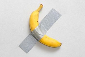 Alle zwei bis drei Tage wird die Banane ausgetauscht. - Foto: Sotheby's/dpa