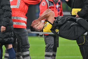 Nico Schlotterbeck verletzt sich kurz vor dem Abpfiff. - Foto: Bernd Thissen/dpa