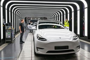 Tesla geht im Werk Grünheide einen neuen Schritt. - Foto: Patrick Pleul/dpa