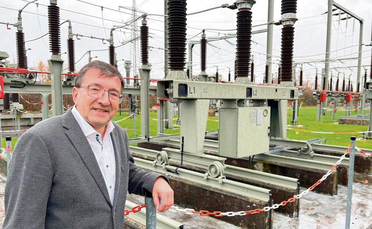 Herzkammer der Lippstädter Stromversorgung: Stadtwerke-Chef Siegfried Müller steht im Umspannwerk am Roßfeld. Es dürfte deutlich größer werden, wenn im Rahmen der kommunalen Wärmeplanung Wärmepumpen Gas und Öl ablösen sollen und dafür das Stromnetz im Stadtgebiet für geschätzte 200 Millionen Euro ausgebaut werden muss. Foto: Friedrich