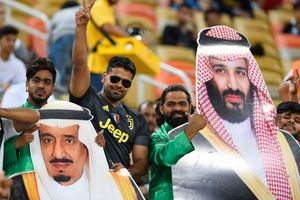 Saudische Fußballfans finden die Sport-Strategie des Königreichs um Kronprinz Mohammed bin Salman (auf dem rechten Plakat) gut. - Foto: ---/AP/dpa