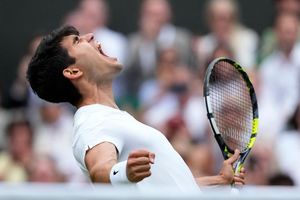 Jubel-Schrei in Wimbledon. Carlos Alcatraz freut sich über seinen Sieg gegen Medwedew. - Foto: Mosa'ab Elshamy/AP/dpa