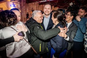 Der Vorsitzende von Demokraatit, Jens-Frederik Nielsen (Mitte), jubelt während der Wahlparty seiner Partei. - Foto: Mads Claus Rasmussen/Ritzau Scanpix Foto/AP/dpa