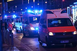 Auto fährt in Menschenmenge auf Magdeburger Weihnachtsmarkt - Foto: Heiko Rebsch/dpa