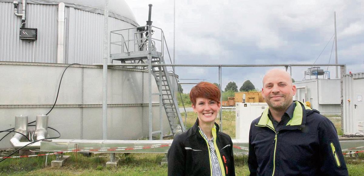 Statt für die Entsorgung von Speiserest-Fetten zu bezahlen, gewinnt die Firma Lönne daraus grünen Strom: Stephanie Lönne und Björn Bunsmann stellten die innovativ betriebene Biogasanlage als Mono-Vergärer vor. Foto: Schwade