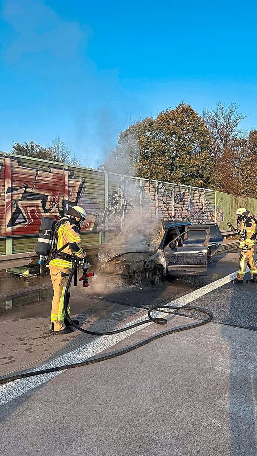 Als die Feuerwehr ankam, stand der Motorraum bereits in Flammen. Foto: Feuerwehr Anröchte