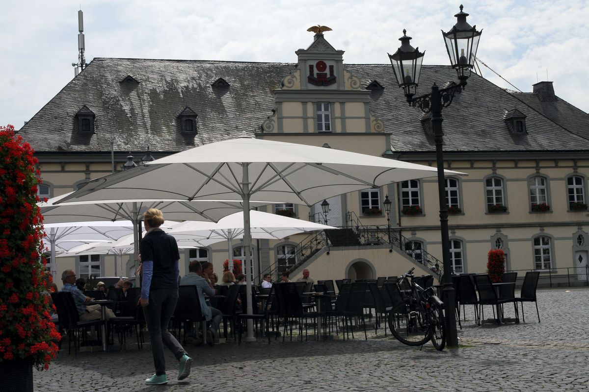 Für Sonnenschirme in der Außengastronomie gibt es im Stadtkern strikte Regeln. 