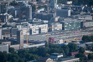 Auf dem Gleisvorfeld des Hauptbahnhofs will die Stadt bauen - doch das dürfte schwierig werden (Archivfoto). - Foto: Marijan Murat/dpa