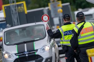 Inzwischen gibt es stationäre Grenzkontrollen an allen deutschen Landesgrenzen. 25 Prozent der Teilnehmer der Befragung gaben an, nicht funktionierender Grenzschutz treibe sie mehr um als alles andere. (Archivfoto) - Foto: Peter Kneffel/dpa