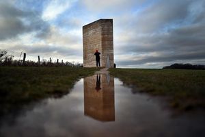 Wolken über der Bruder-Klaus-Kapelle in Nordrhein-Westfalen. - Foto: Federico Gambarini/dpa