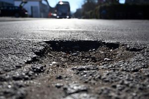 Die Bauindustrie hält eine Pkw-Maut für ein sinnvolles Instrument gegen kaputte Straßen. - Foto: Federico Gambarini/dpa