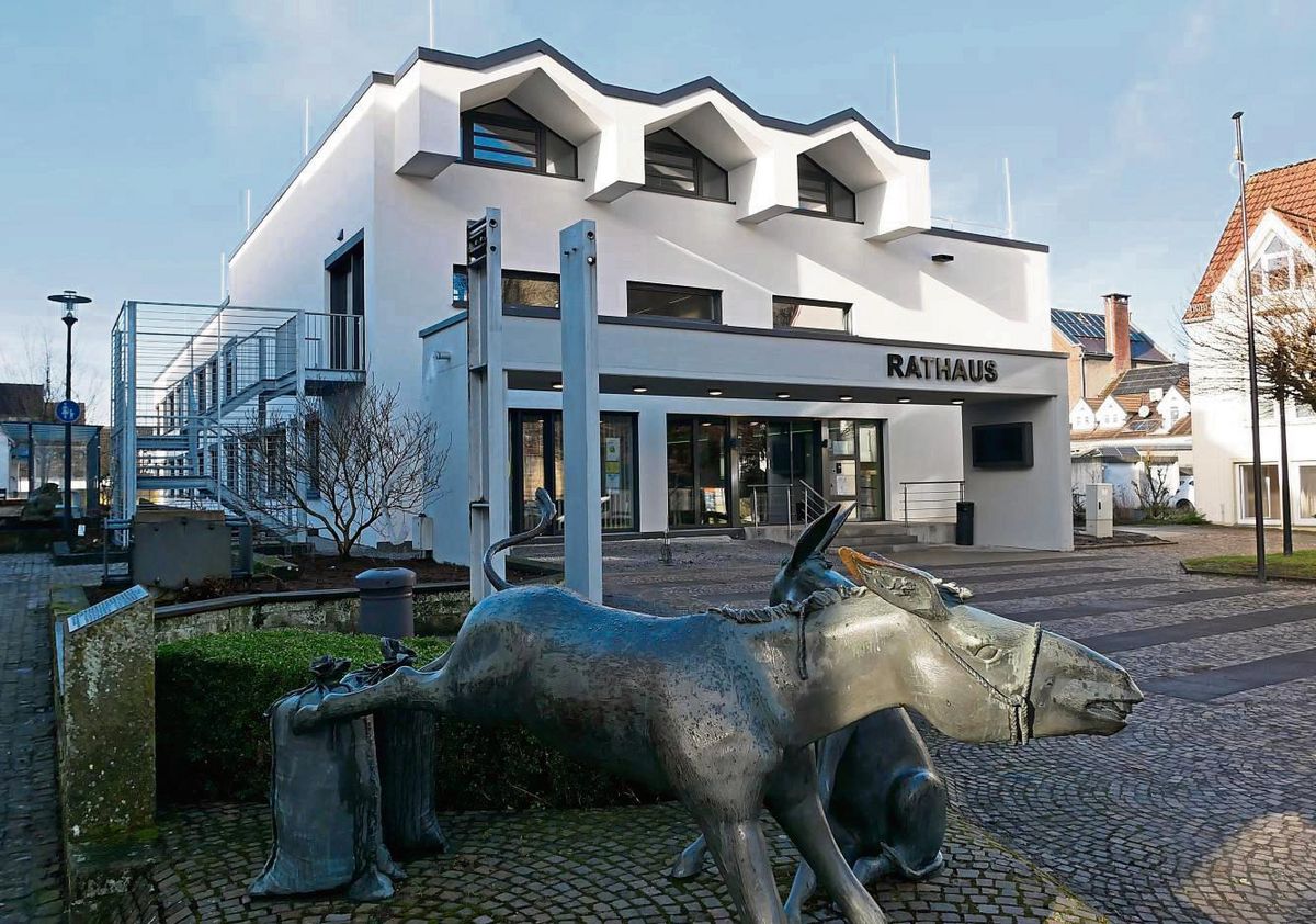 Frisch saniert erstrahlt das Rüthener Rathaus am Marktplatz in neuem Glanz. Foto: Böthel