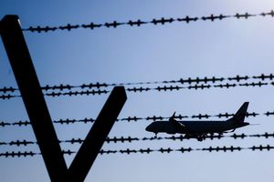 Eine Maschine mit abgelehnten Asylbewerbern ist gestartet. (Symbolbild) - Foto: Julian Stratenschulte/dpa