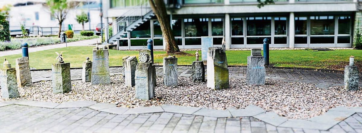 Seit 50 Jahren eine Einheit: Zwischen Stadtverwaltung und Königshof sind Erwitte und die Ortsteile in einer Skulptur verewigt. Foto: Dietz