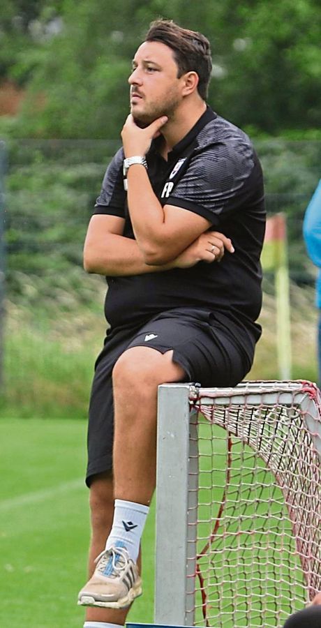 Genug gegrübelt: Für Cheftrainer Felix Bechtold und den SV Lippstadt wird es Sonntag im Pokal ernst. Foto: Lütkehaus