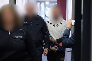 Ein 38-Jähriger soll einem Mann auf dessen Verlangen hin bei einem fingierten Machetenüberfall mehrere Finger abgeschlagen haben. (Archivbild) - Foto: Sebastian Willnow/dpa