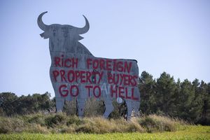 Die sogenannten Osborne-Stiere gelten in Spanien als Kult und als Wahrzeichen des Landes. (Foto aktuell) - Foto: Clara Margais/dpa