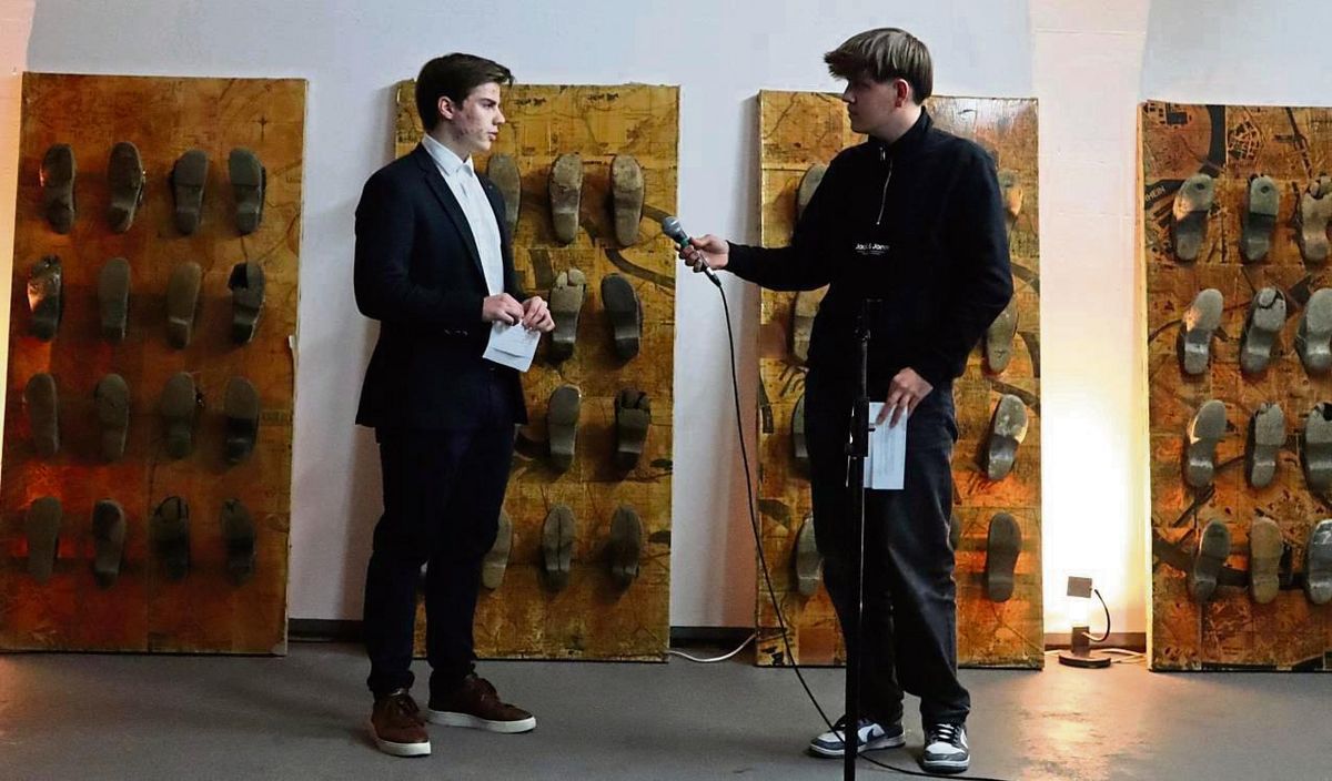 Schüler der Lippstädter Gymnasien erinnerten in der ehemaligen Synagoge an die Pogromnacht. Fotos: Kersting