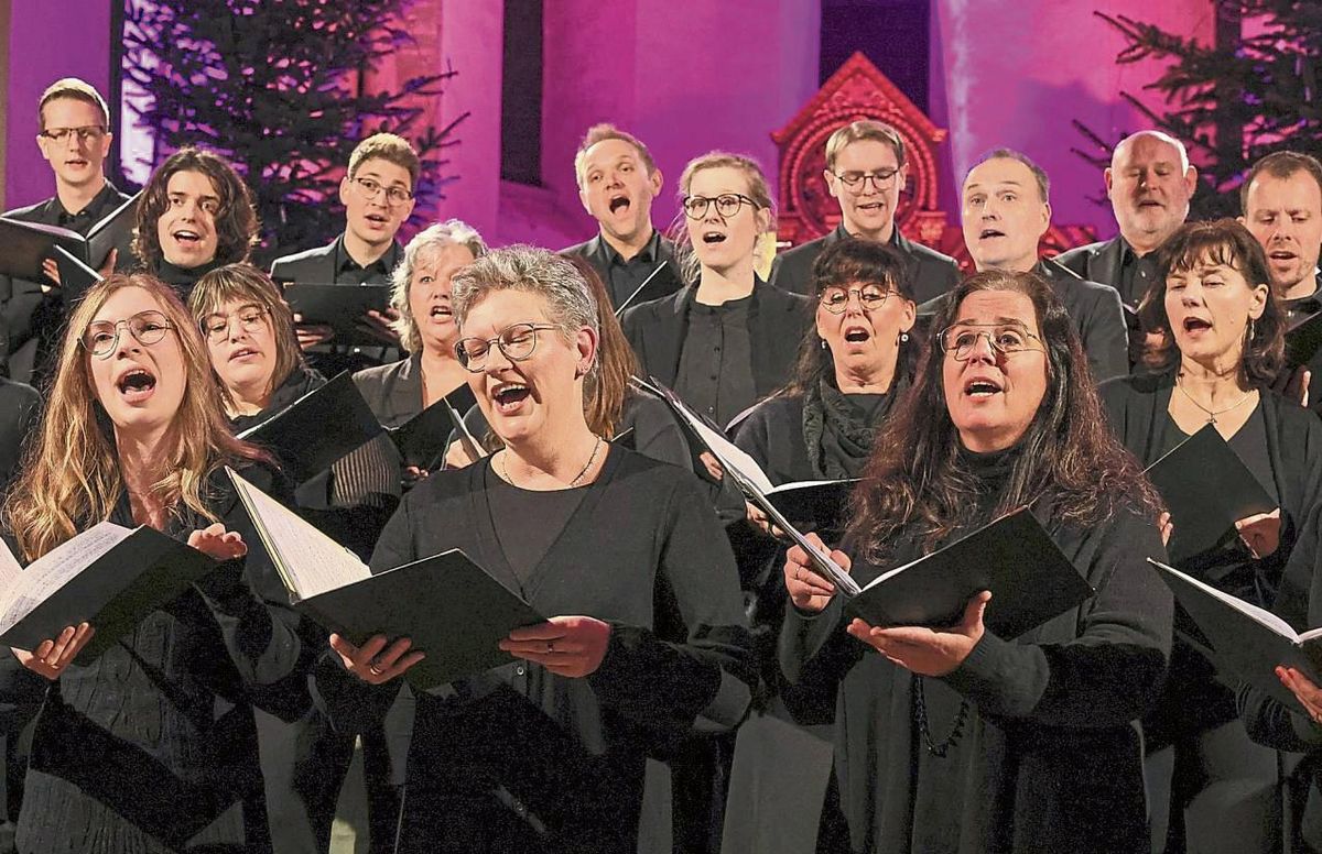 Begeisterte das Publikum in der St.-Laurentius-Kirche: das rund 40-köpfige Vocalensemble Erwitte. Fotos: Laame