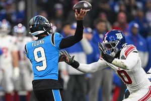 Panthers-Quarterback Bryce Young mit einem Passversuch. - Foto: Sven Hoppe/dpa