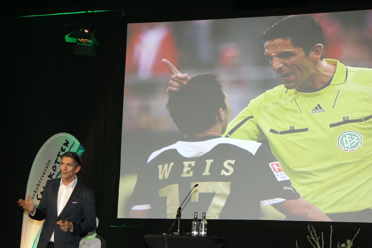 Das Bild, für das er sich heute schämt: Aytekin staucht einen Spieler zusammen. Foto: Schwade