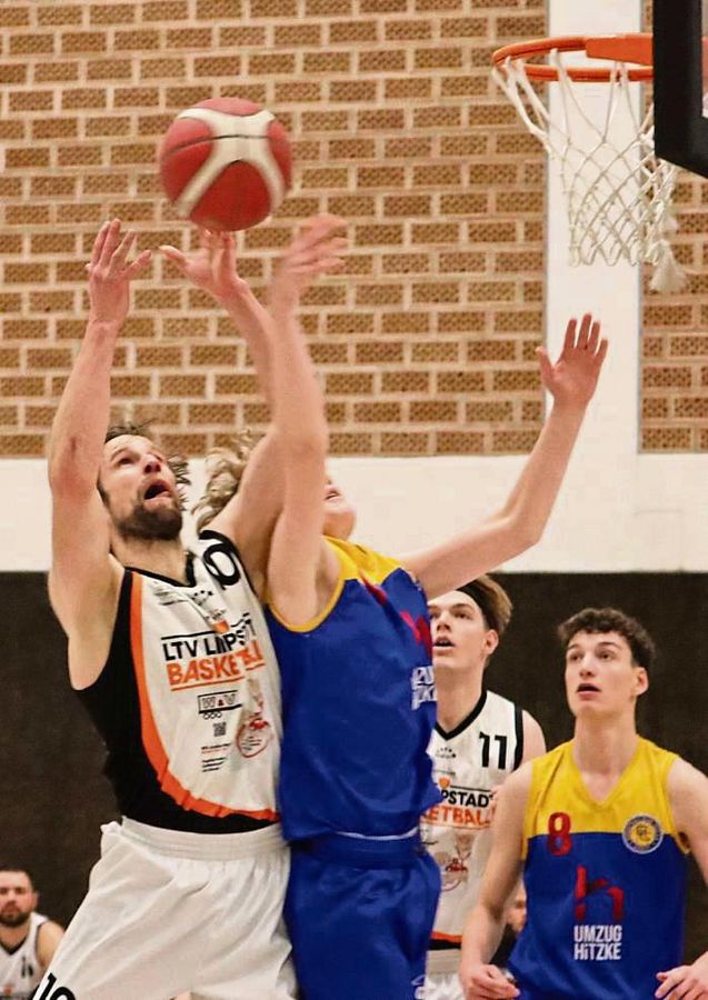 Trotz aller Anstrengungen verloren die LTV-Basketballer (in Weiß) auch das Rückspiel gegen Soest. Am Ende hieß es 85:66 für den Titelanwärter aus der Kreisstadt. Foto: Feichtinger