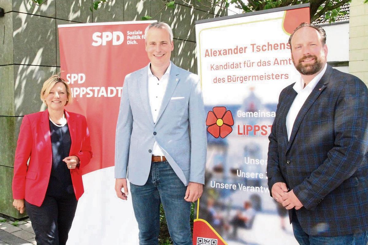 Die SPD stellt ihren Bürgermeisterkandidaten Alexander Tschense (Mitte) vor. Ortsvereinsvorsitzende Marlies Stotz und Fraktionsvorsitzender Jens Behrens gehen voller Vorfreude in den Wahlkampf. Foto: Rückert