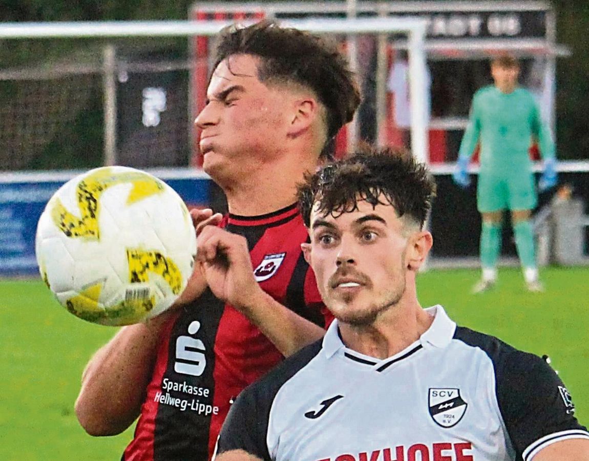 Augen zu und durch: Der SV Lippstadt, hier mit Louis Neugebauer (l.), will am Sonntag bei der Zweitliga-Reserve von Preußen Münster eine neue Siegesserie starten. Foto: Heinke