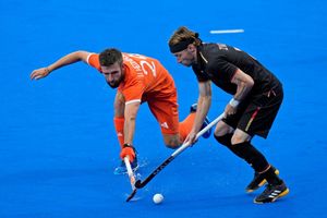 Martin Zwickler (r) im Zweikampf mit dem Niederländer Steijin Van Heijningen. - Foto: Aijaz Rahi/AP