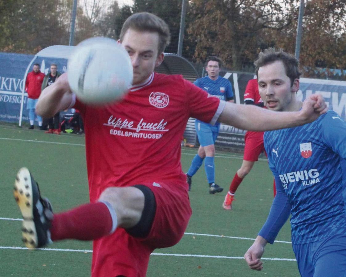 Zwar ging Germania Esbeck (in Rot) nach einer torlosen ersten Halbzeit in der 46. Minute mit 1:0 in Führung, nach dem 1:1 gab es für den TuS Lipperode aber kein Halten mehr und so wurde es zum Schluss mit 5:1 noch deutlich. Foto: Brand