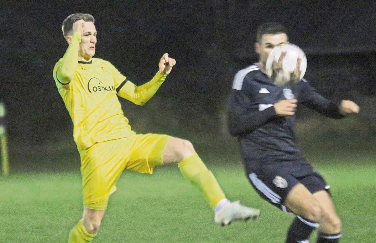 Einen Doppelpack steuerte Philipp Köster (l.) zum deutlichen 5:0-Erfolg des SuS Bad Westernkotten im Nachholspiel gegen die Elf der SpVg Olpe bei, die besonders nach der Pause nicht mehr viel entgegenzusetzen hatte. Foto: Wiegand